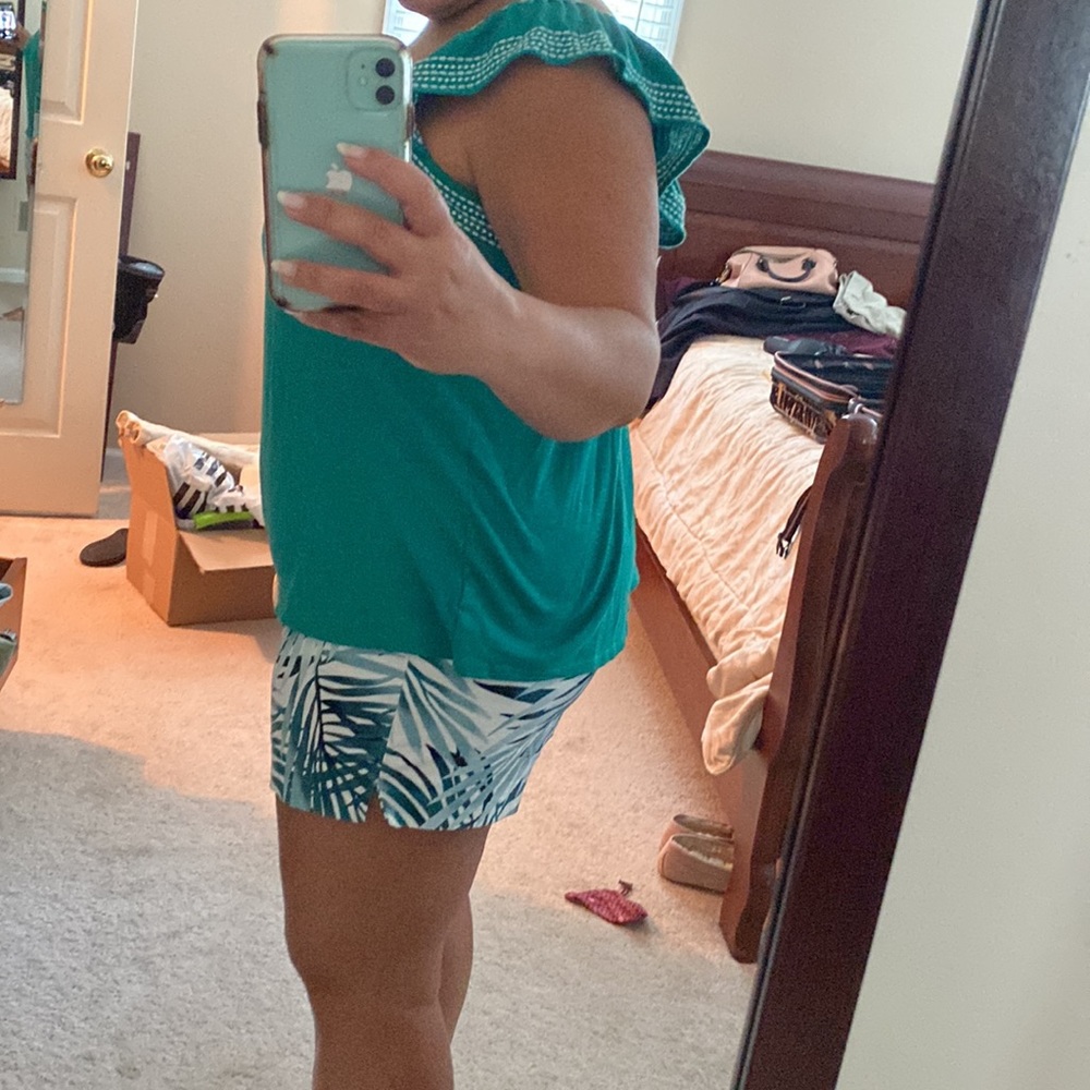 LOFT Green and white flutter sleeve top - Picture 6 of 10